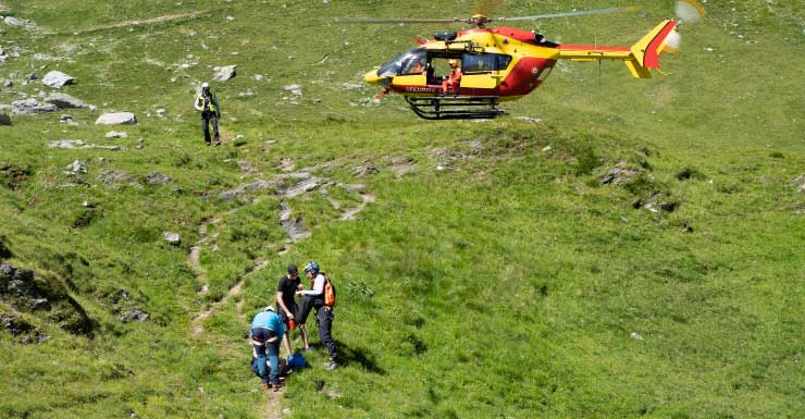 Mulher em e-bike é levada de helicóptero ao hospital após colisão com veículo em Marco Island