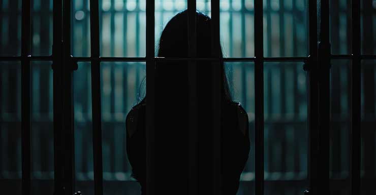 Mulher intoxicada é presa após ataques violentos em piscina de condomínio.