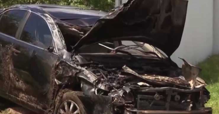 Pelo menos 1 ferido após carro capotar e bater em cerca perto de casa em Cape Coral.