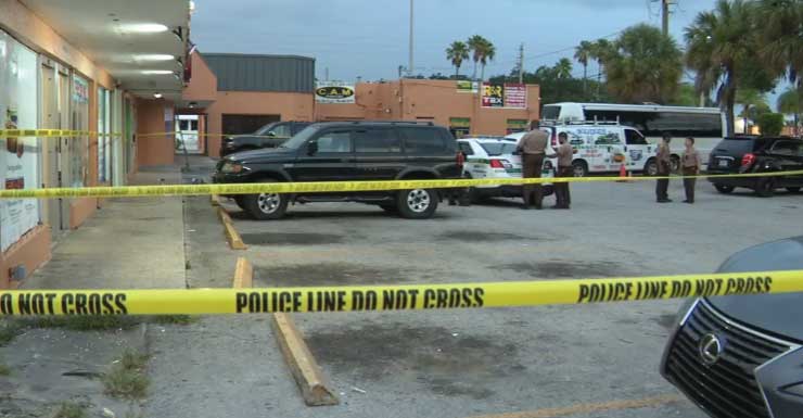 Policiais investigam esfaqueamento em Miami-Dade; vítima está em estado crítico.