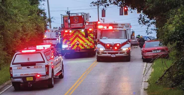Três pessoas envolvidas em um acidente no Condado de Escambia foram levadas ao hospital na noite de quarta-feira
