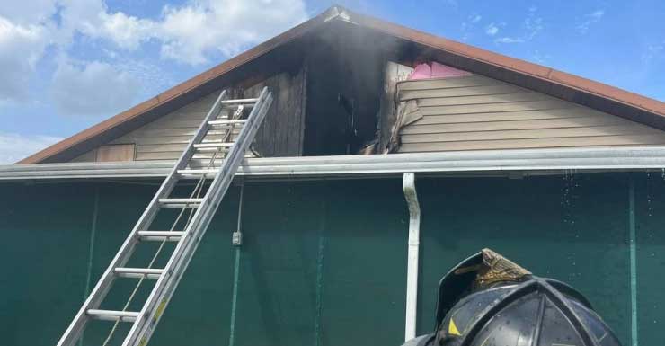 Uma pessoa é hospitalizada após incêndio em sótão de residência em Okeechobee, dizem autoridades