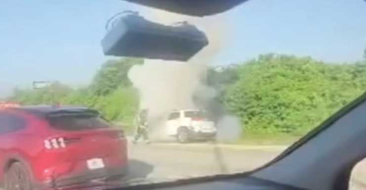 VÍDEO Incêndio em veículo causa lentidão na I-95 sentido sul em Boynton Beach.
