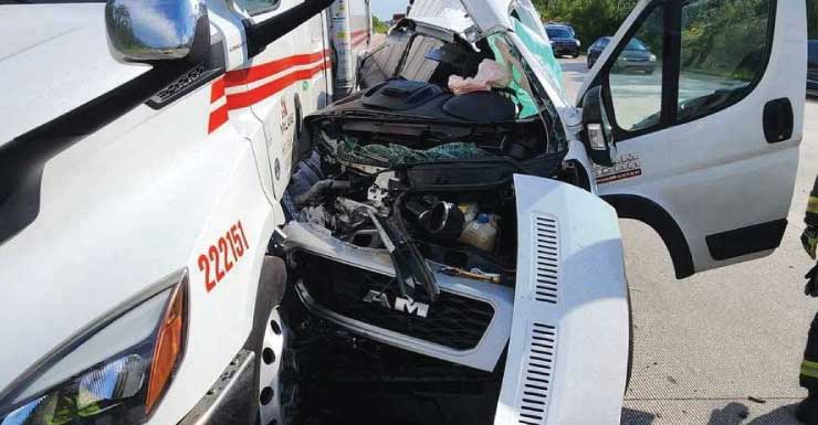 Van fica partida ao meio após colisão na I-4, no condado de Volusia
