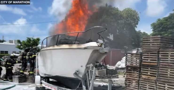 Vídeo mostra barco sendo destruído por incêndio em Marathon
