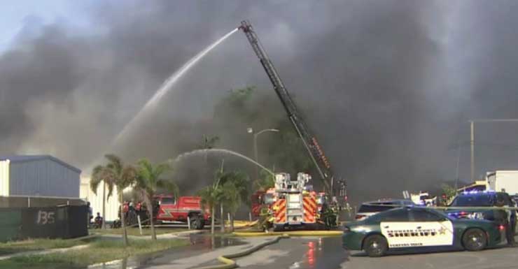 Bombeiros combatem grande incêndio em galpão no bairro de Pompano Beach