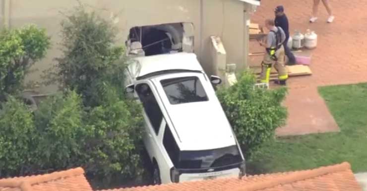 Carro bate contra casa e pode ter atingido tubulação de gás no noroeste de Miami-Dade, dizem autoridades