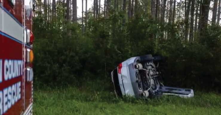 Carro capota em Silver Springs e todos os ocupantes conseguem sair com segurança