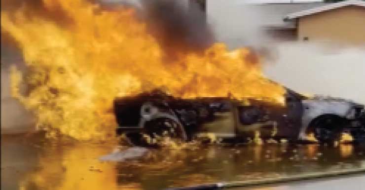 Carro pega fogo em Miramar próximo a vazamento de linha de gás natural