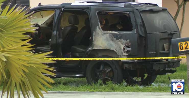 Carro pega fogo em frente a uma casa em Miramar, dizem bombeiros