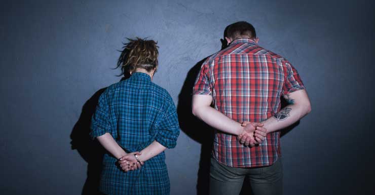 Dois adolescentes são presos após supostamente furtarem um veículo e pularem no rio para fugir em Manatee