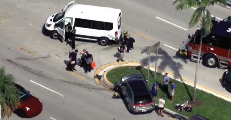 Doze pessoas ficam feridas após colisão entre carro e van em Deerfield Beach