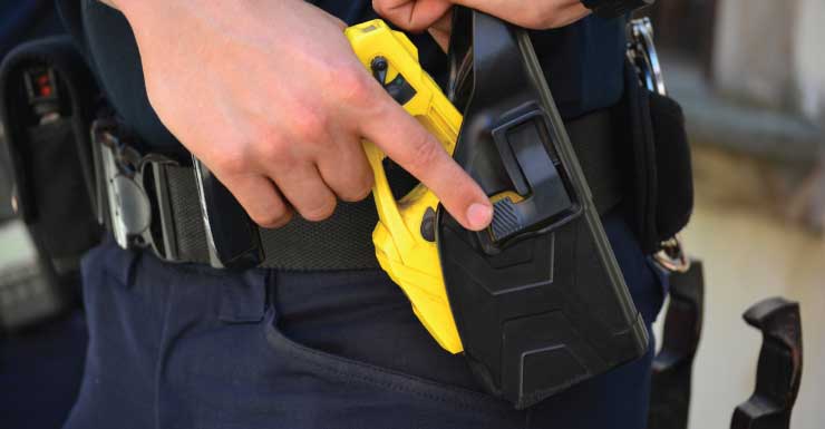 Homem de Tampa foge de abordagem de trânsito e acaba atingido por taser