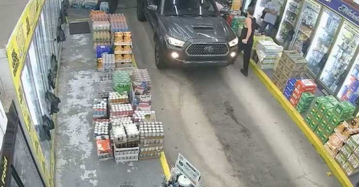 Homem é preso após dirigir caminhonete contra loja de conveniência no Condado de Indian River