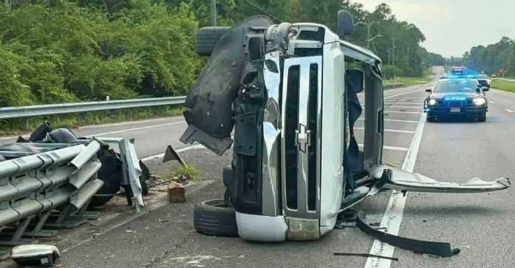Homem fica ferido após caminhonete atingir barreira de proteção e capotar no Condado de Escambia