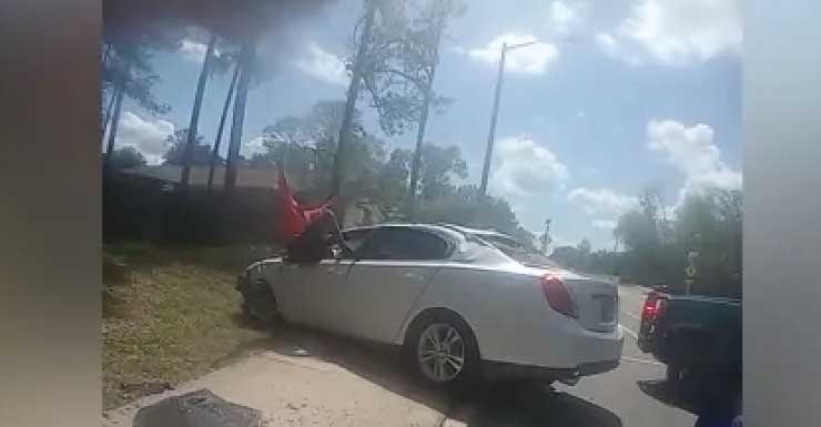 Homem na Flórida ligado a furto em residência e roubo à mão armada no Circle K bate durante perseguição policial