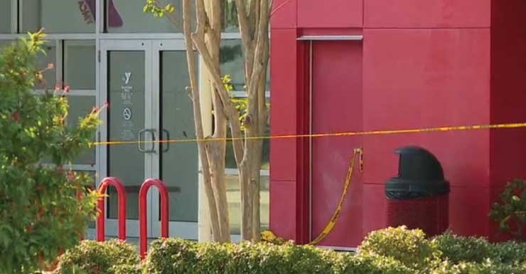 Jovem de 18 anos morre após tiroteio dentro do banheiro da Childs Park YMCA; um preso e outro suspeito foragido