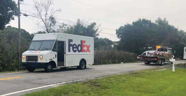 Menino de 9 anos morre e criança de 12 anos fica ferida após moto de trilha colidir com caminhão da FedEx próximo a Fort Pierce