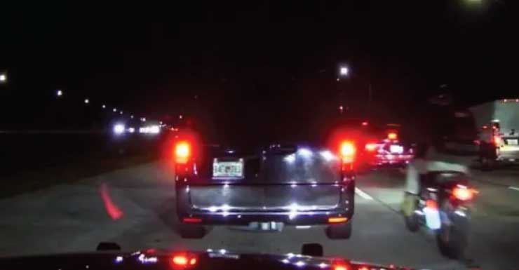 Motociclista arrestado tras circular entre carriles en una zona de obras de la I-75 y chocar mientras intentaba escapar de los agentes