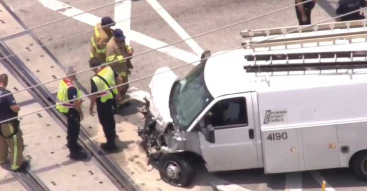 Motorista é hospitalizado após van colidir com trem da Brightline em Hallandale Beach
