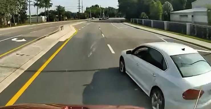 Motorista é preso após atingir ambulância, ferir paramédico e fugir do local, dizem autoridades do Condado de Polk