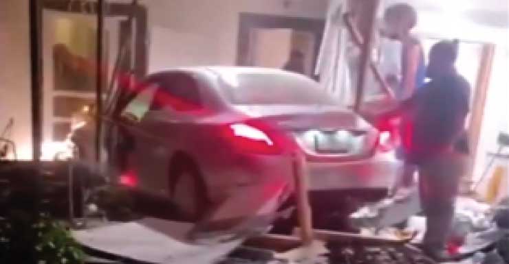 Motorista em alta velocidade invade casa em Sunrise enquanto mulher estava no quarto, dizem vizinhos