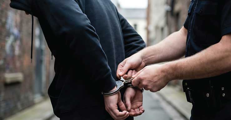 Motorista procurado é preso após fugir do local de um acidente; novas acusações são esperadas