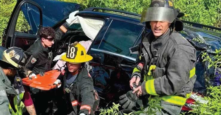 Motorista resgatado após ficar preso em veículo capotado em vala no Condado de St. Lucie