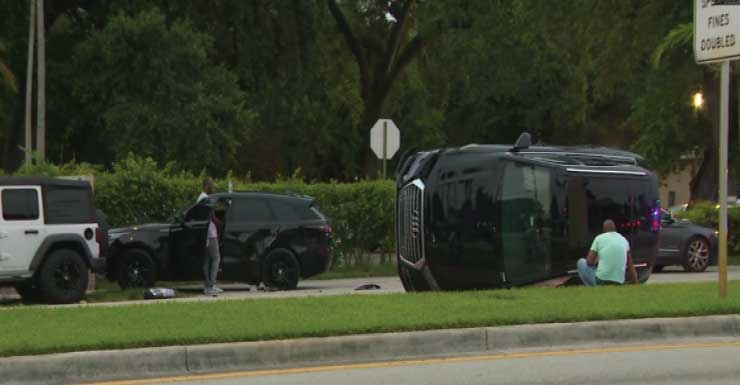 Motoristas se envolvem em acidente na Hallandale Beach Boulevard, em Pembroke Park