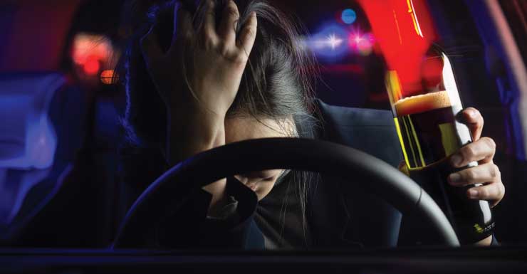 Mulher do Condado de Pasco é presa por DUI após colidir contra prédio e viatura do xerife