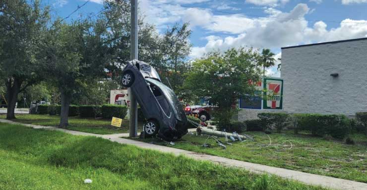 Mulher fica ferida após colidir contra cabos de sustentação de poste em Pasco County