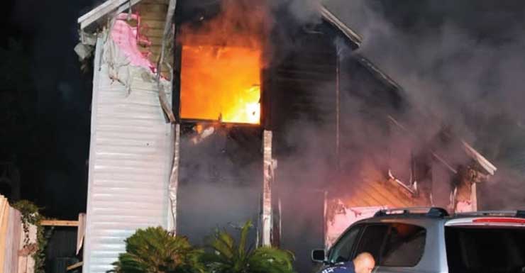 Mulher idosa escapa com segurança após incêndio em casa durante a noite em Gulf Breeze