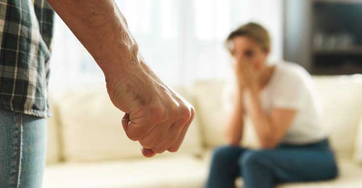 Mulher sofre fraturas faciais e sangramento cerebral em ataque de violência doméstica