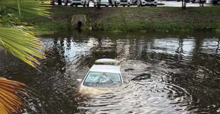 Policiais de Clearwater resgatam mulher de carro que afundava após acidente em lago