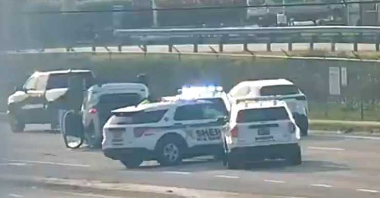 SUV capota e provoca congestionamento próximo ao Donald J. Trump International Airport