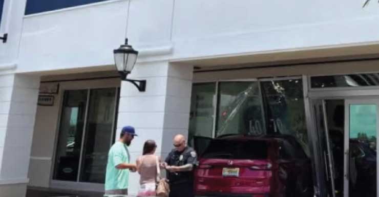 SUV invade loja Old Navy em North Port