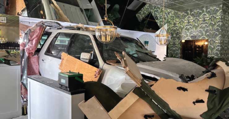 SUV invade restaurante em Carrollwood e quase atinge funcionários e clientes