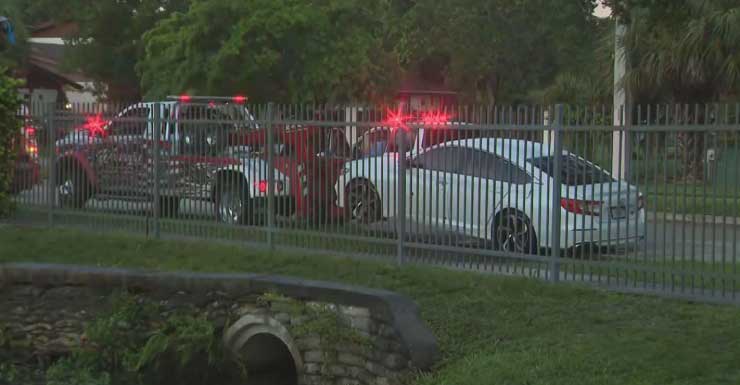 Suspeito é detido após furto em veículo; carro cai em canal, segundo polícia de Sunrise