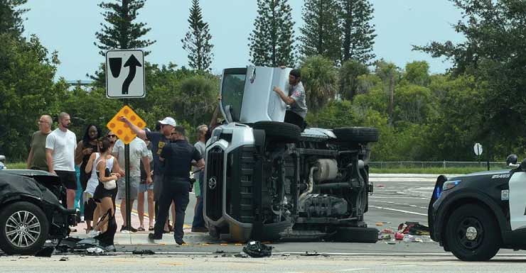 Toyota fica de lado após acidente em Palm Beach Gardens no cruzamento da Northlake com Congress