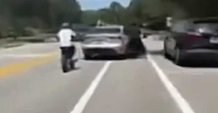Vídeo mostra motorista jogando adolescente de bicicleta para fora da pista e dando um tapa nele em Lake Nona