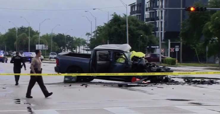 1 morto após colisão entre caminhonete e caminhão de plataforma na U.S. 1, no sudoeste de Miami-Dade