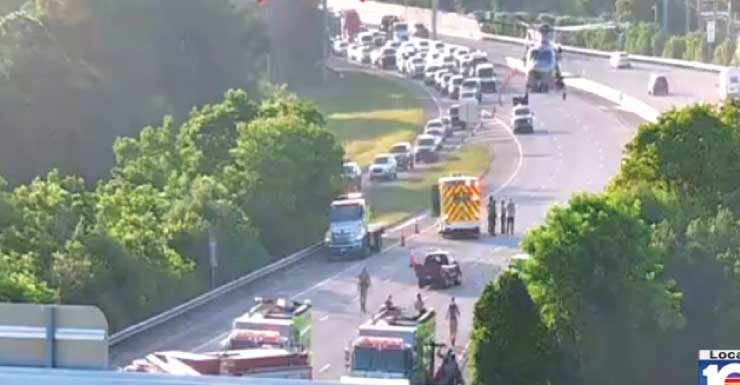1 pessoa levada de helicóptero após acidente envolvendo vários veículos na Palmetto Expressway, em Miami Lakes