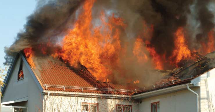 3 crianças mortas em incêndio em casa em Mandarin; pessoas no local ajudam a pegar bebê e adulto jogados de janela do 2º andar, diz vizinho