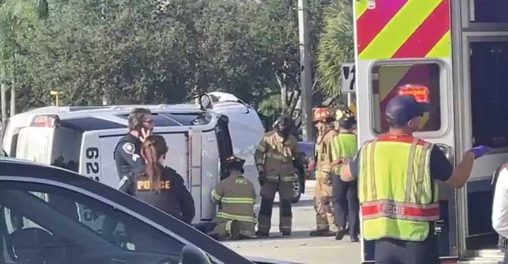 Acidente com capotamento envolvendo viatura policial e carro em Pembroke Pines deixa vários veículos danificados