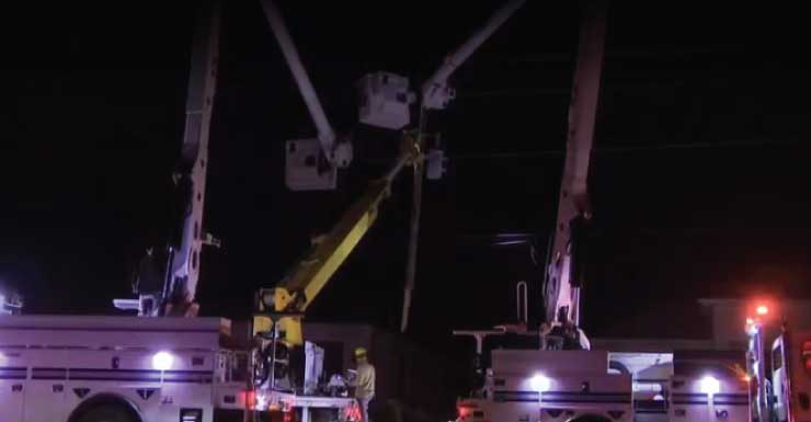 Acidente em Cape Coral derruba poste de energia e faz SUV capotar