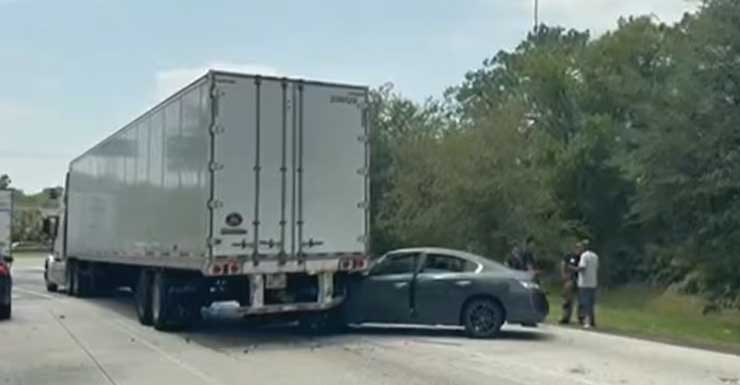 Acidente envolvendo caminhão semirreboque na rampa da I-95 South para a Dunn Ave.