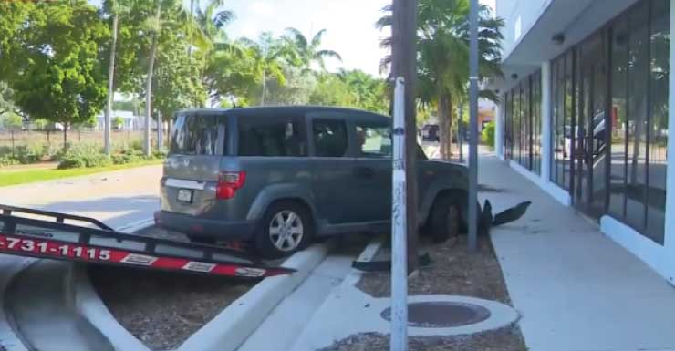 Acidente envolvendo dois veículos deixa um carro tombado e outro contra prédio em Fort Lauderdale