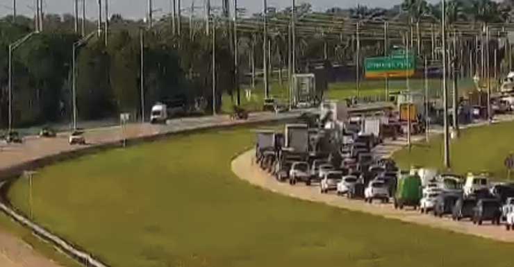 Acidente na I-95 Sul perto da saída Crosstown Pkwy causa congestionamento de três quilômetros