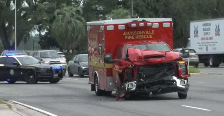Ambulância do Jacksonville Fire and Rescue envolvida em acidente na Blanding Blvd