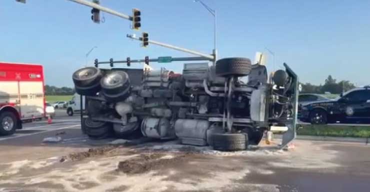 Caminhão betoneira tombado bloqueia a US-301 na manhã de sexta-feira